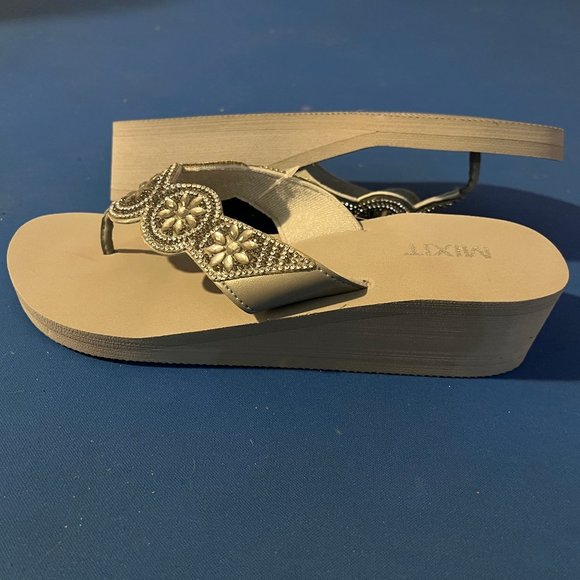 Mixit Five Disk Wedge Flip Flop Sandals Grey Gray Beaded Sparkle NWT Size 8 - Picture 1 of 5